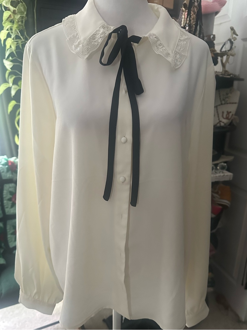 Peter Pan lace trim collar bow neck crea. blouse